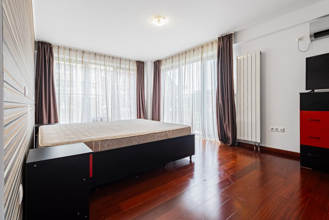 Închiriere apartament 4 camere, acces la parcare cu barieră, strada De Mijloc