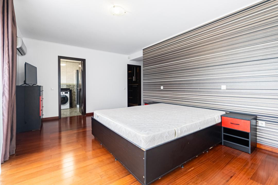 Închiriere apartament 4 camere, acces la parcare cu barieră, strada De Mijloc
