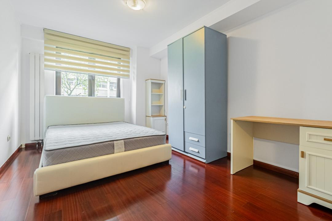 Închiriere apartament 4 camere, acces la parcare cu barieră, strada De Mijloc