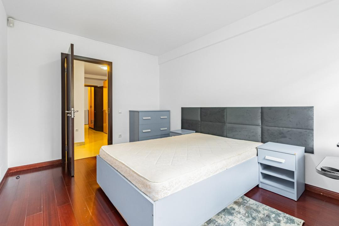 Închiriere apartament 4 camere, acces la parcare cu barieră, strada De Mijloc