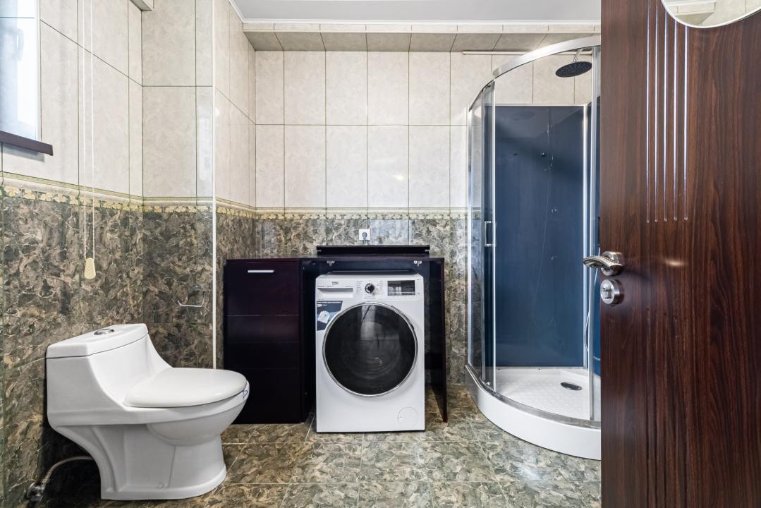 Închiriere apartament 4 camere, acces la parcare cu barieră, strada De Mijloc