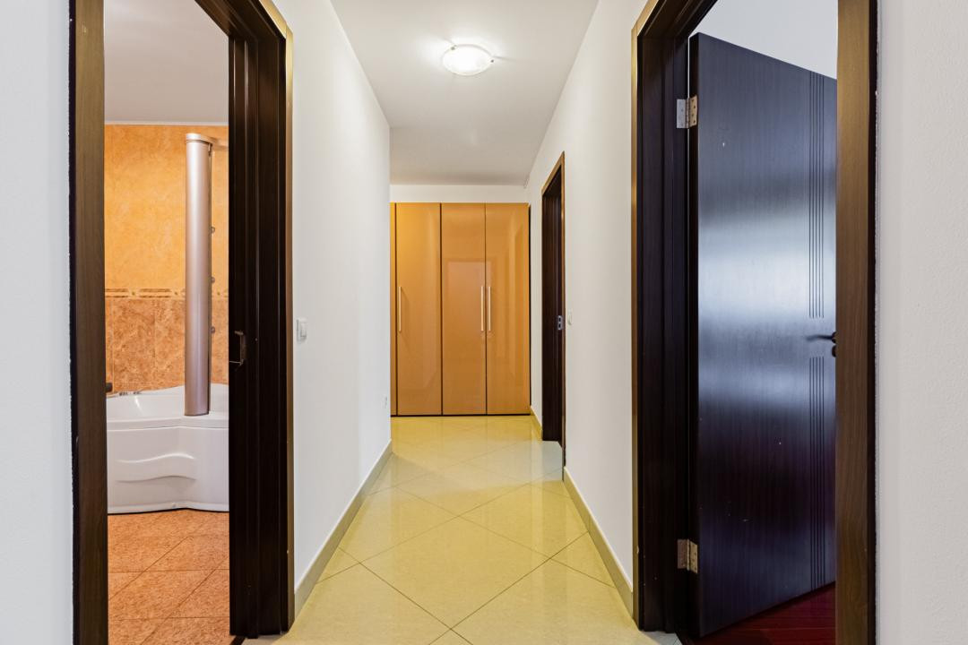 Închiriere apartament 4 camere, acces la parcare cu barieră, strada De Mijloc