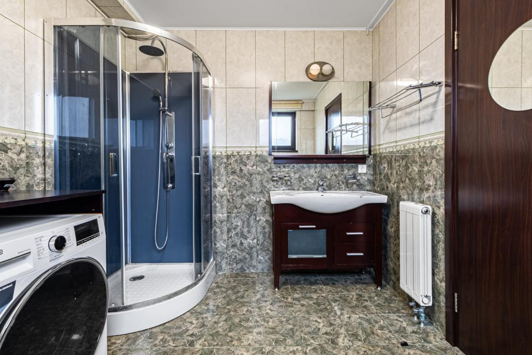 Închiriere apartament 4 camere, acces la parcare cu barieră, strada De Mijloc