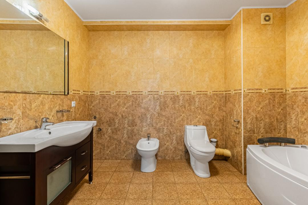Închiriere apartament 4 camere, acces la parcare cu barieră, strada De Mijloc