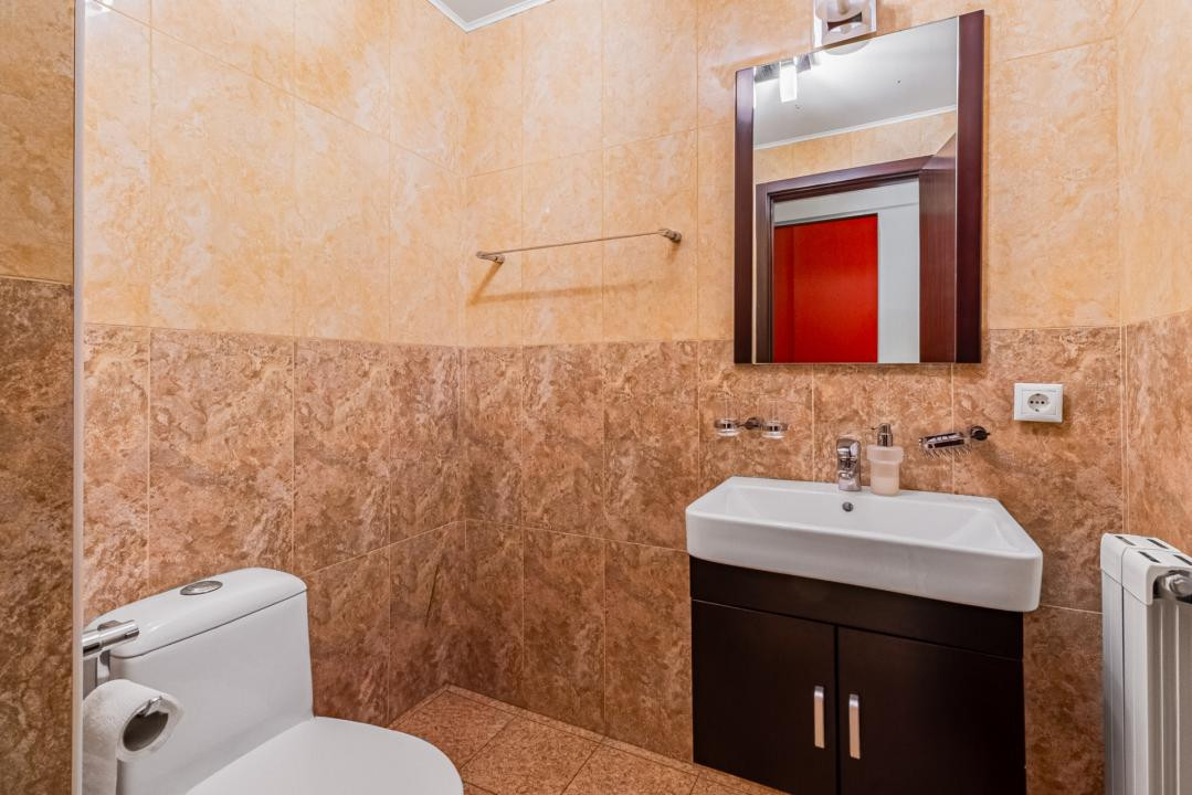 Închiriere apartament 4 camere, acces la parcare cu barieră, strada De Mijloc
