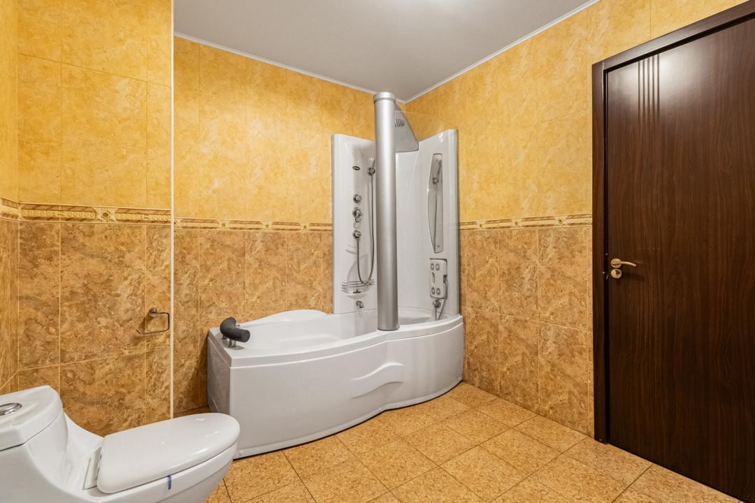 Închiriere apartament 4 camere, acces la parcare cu barieră, strada De Mijloc