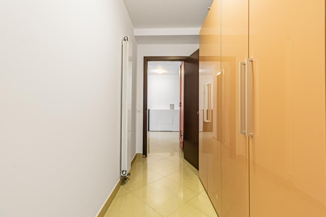 Închiriere apartament 4 camere, acces la parcare cu barieră, strada De Mijloc