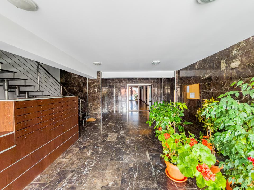 Închiriere apartament 4 camere, acces la parcare cu barieră, strada De Mijloc