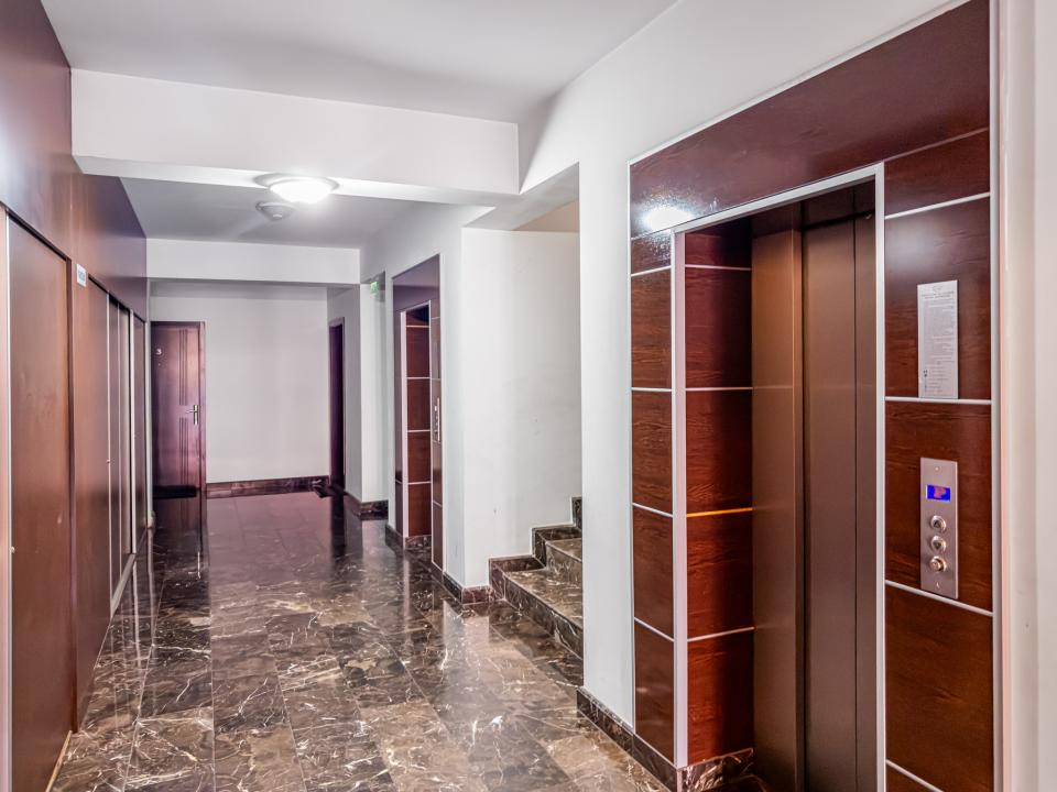 Închiriere apartament 4 camere, acces la parcare cu barieră, strada De Mijloc