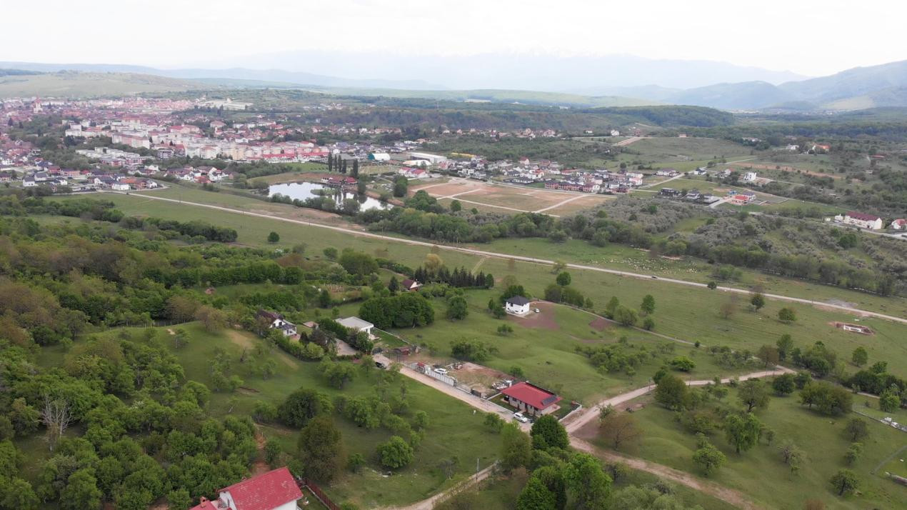 Teren intraviln în Cisnădioara –  Panoramă  spre Cetate si muntii Fagaras