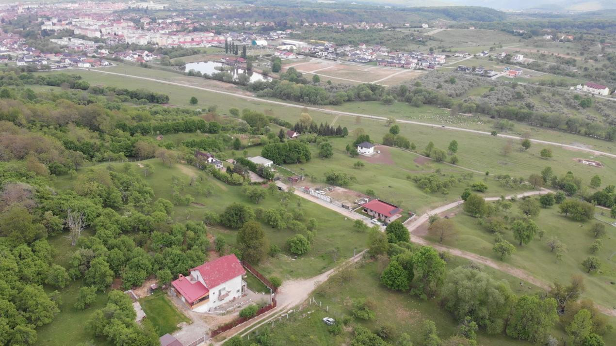 Teren intraviln în Cisnădioara –  Panoramă  spre Cetate si muntii Fagaras