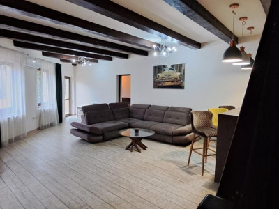 Apartament 3 camere, pe doua niveluri ,ultracentral, curte si loc de parcare
