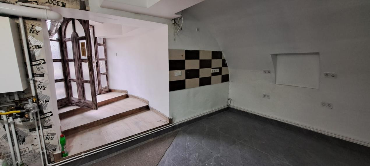 Spatiu comercial ultracentral, curte si loc de parcare