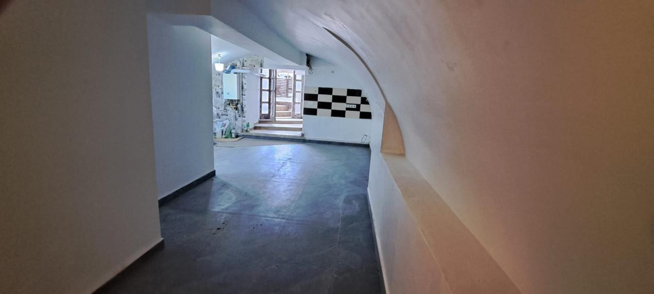 Spatiu comercial ultracentral, curte si loc de parcare