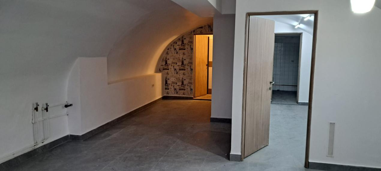 Spatiu comercial ultracentral, curte si loc de parcare