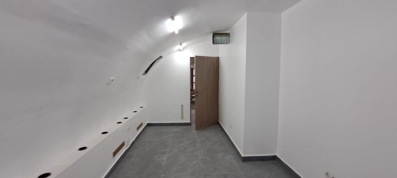 Spatiu comercial ultracentral, curte si loc de parcare