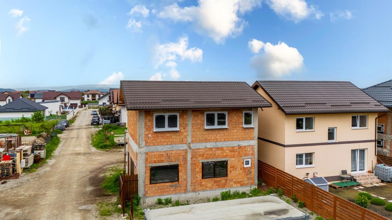 Casa singur in curte, la rosu, Izvor, Comision 0%