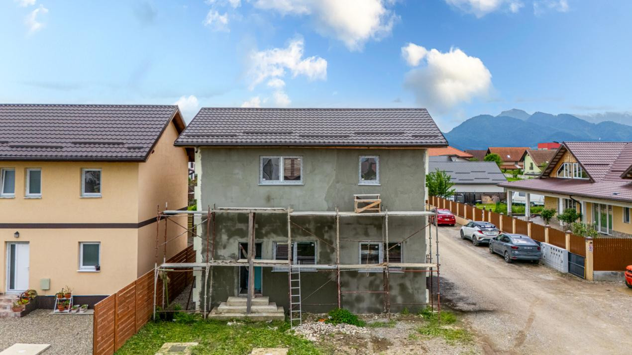 Casa singur in curte, la rosu, Izvor, Comision 0%