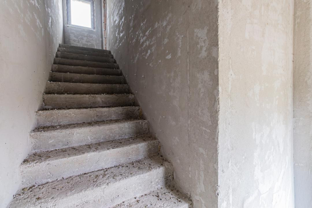 Casa singur in curte, la rosu, Izvor, Comision 0%