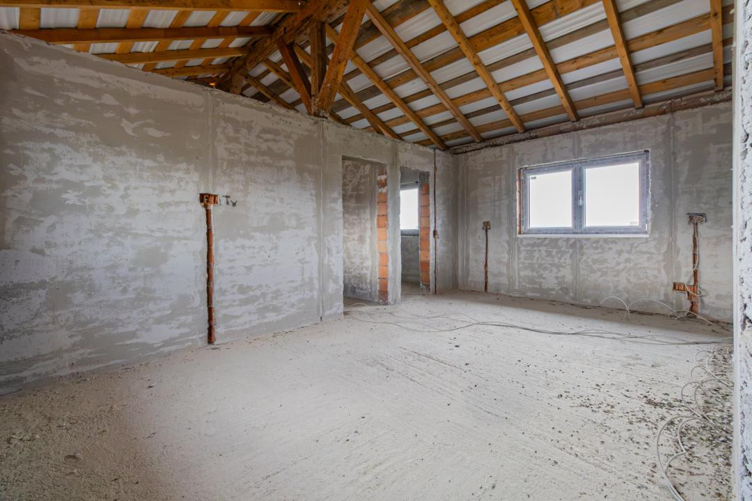 Casa singur in curte, la rosu, Izvor, Comision 0%