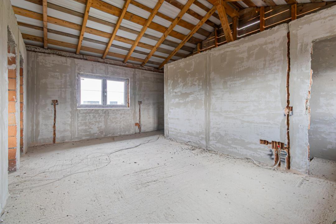 Casa singur in curte, la rosu, Izvor, Comision 0%