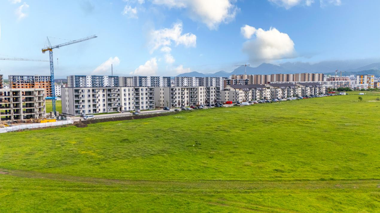 Teren intravilan cons. bloc-  740 mp | Regim P+2E–3E | Tractorul – Brașov