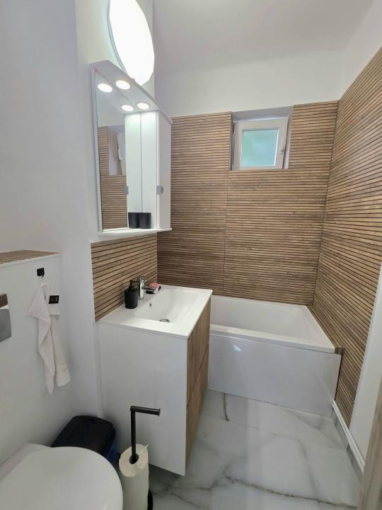Apartament 2,5 camere decomandat + 2 locuri de parcare 