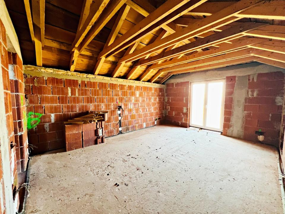 Casa unifamilială mare 5 cam, garaj, curte. Întabulată. Fughiu Oradea