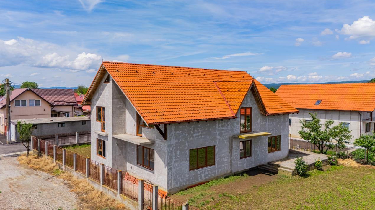 Casa cu 7 camere, 224 mp utili, teren 1000 mp | Feldioara 