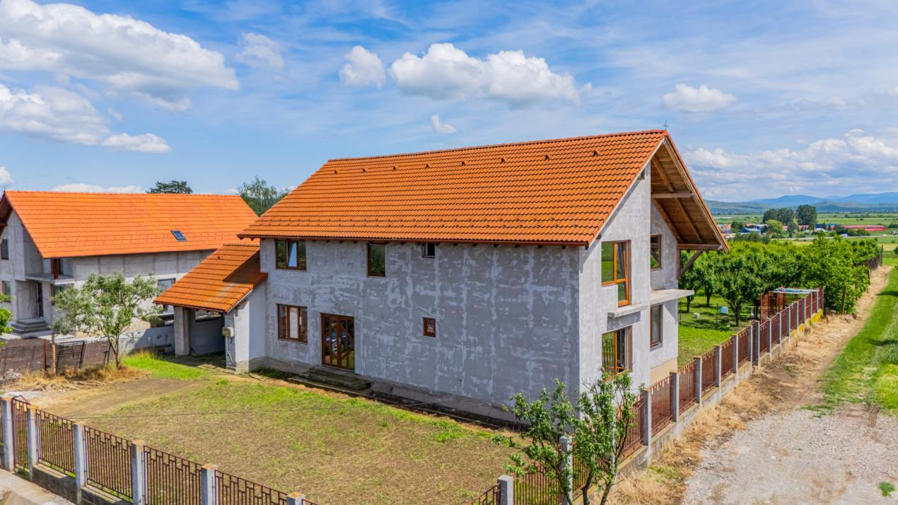 Casa cu 7 camere, 224 mp utili, teren 1000 mp | Feldioara 