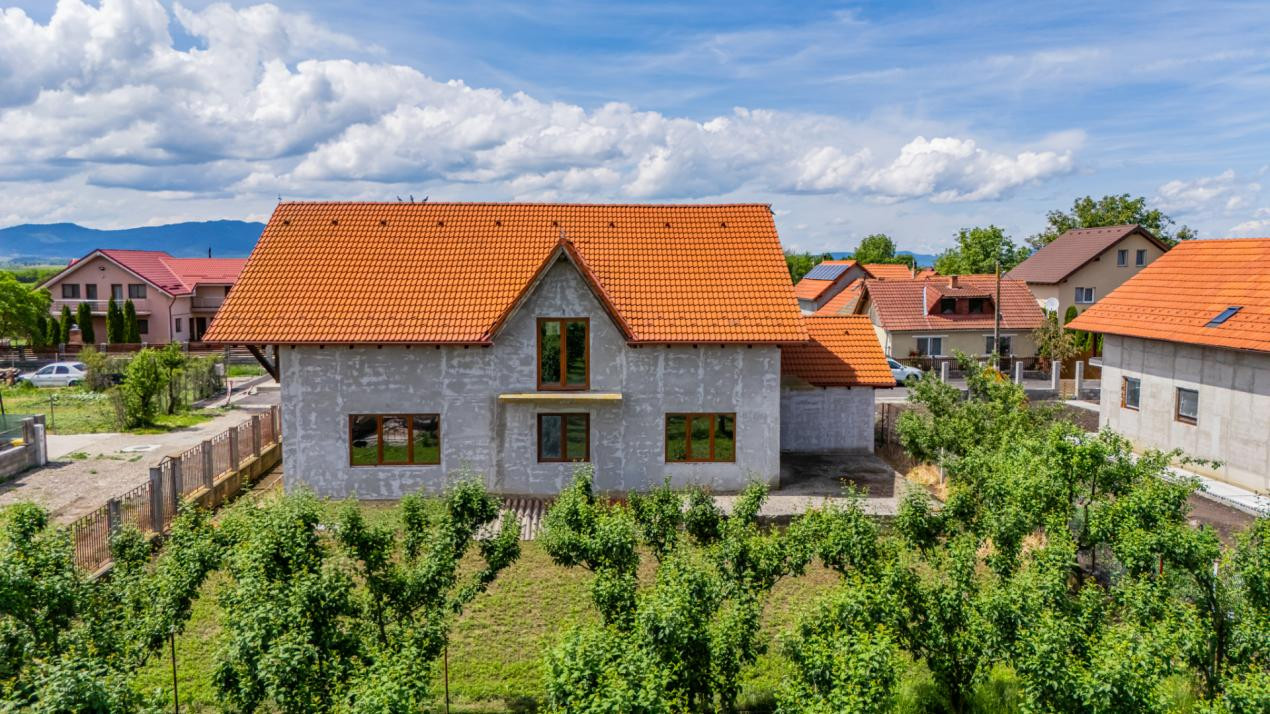 Casa cu 7 camere, 224 mp utili, teren 1000 mp | Feldioara 