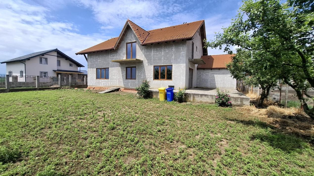 Casa cu 7 camere, 224 mp utili, teren 1000 mp | Feldioara 