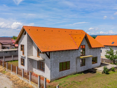 Casa cu 7 camere, 224 mp utili, teren 1000 mp | Feldioara 