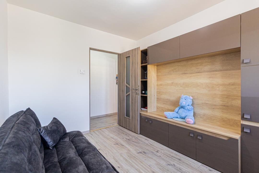 Vânzare apartament cu 3 camere, decomandat - strada Codrul Cosminului