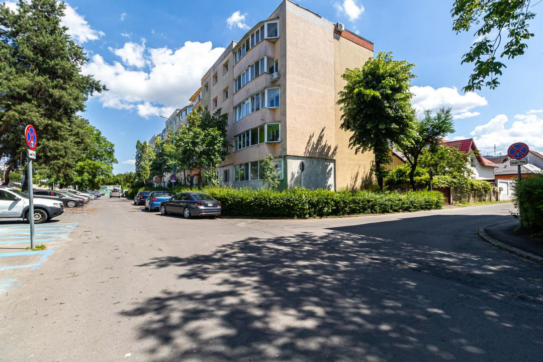 Vânzare apartament cu 3 camere, decomandat - strada Codrul Cosminului