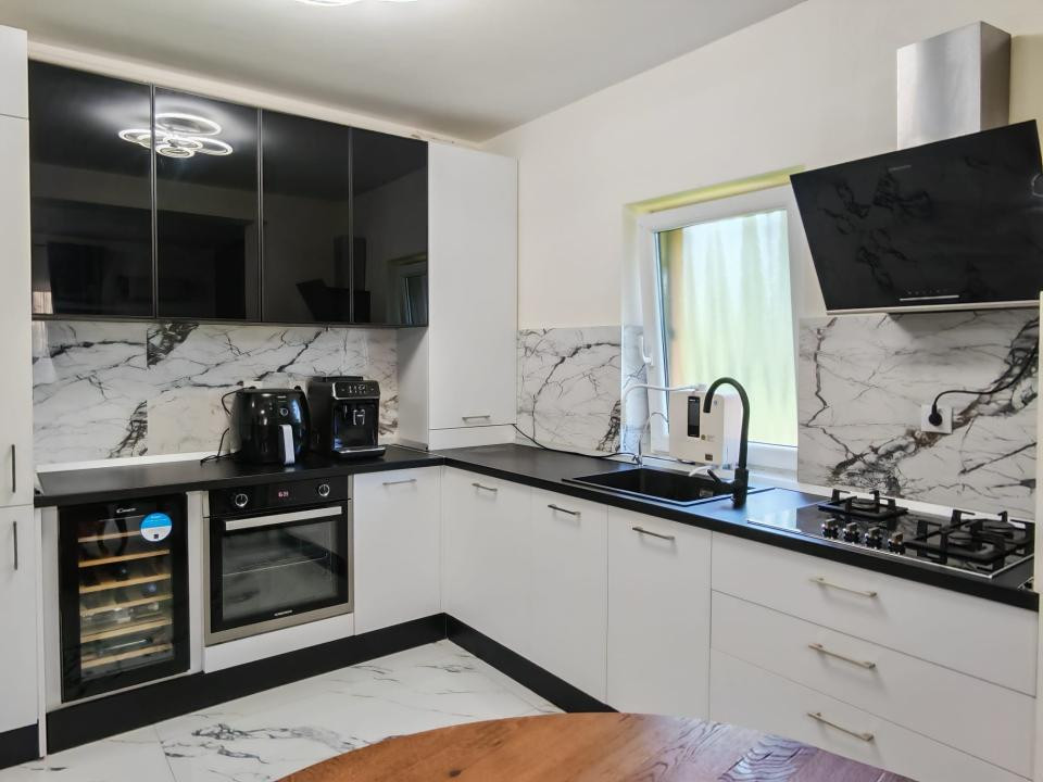 Apartament 3 camere, 2băi curte 86mp, parcare privată, zona Primarie, Selimbăr