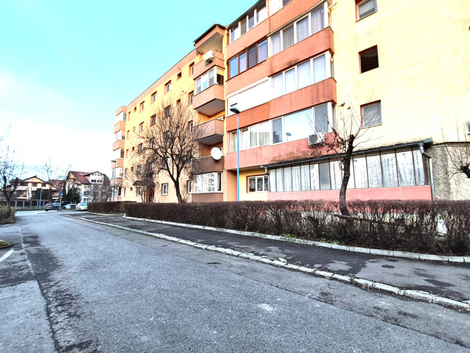 Apartament cu 3 Camere, etaj 1, Str Independentei- Tractorul