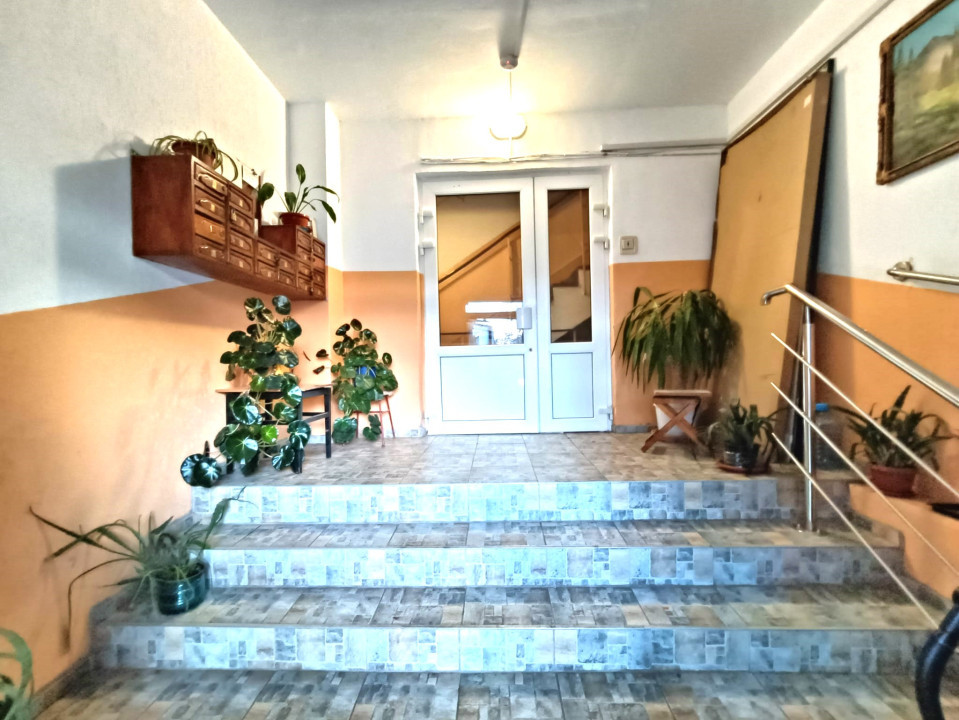 Apartament cu 3 Camere, etaj 1, Str Independentei- Tractorul