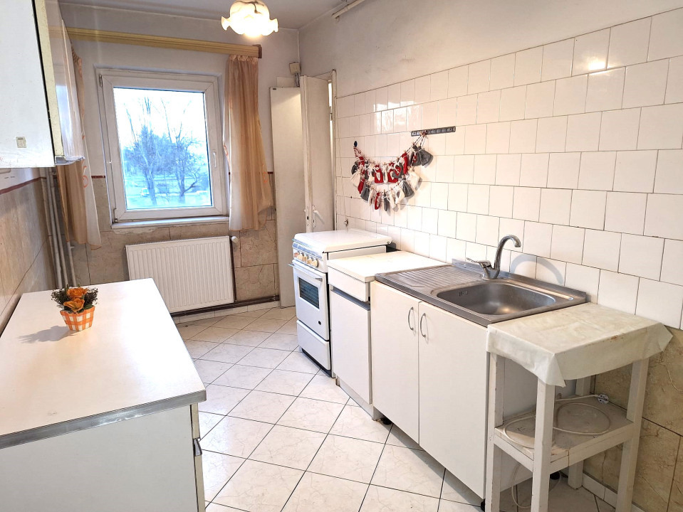 Apartament cu 3 Camere, etaj 1, Str Independentei- Tractorul