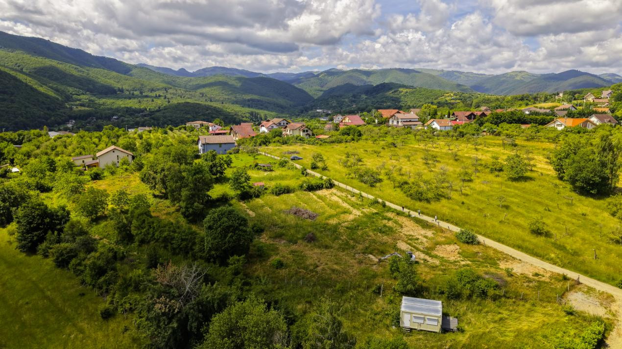 Teren Intravilan 977 mp de Vânzare în Cisnădioara – Locație de Poveste
