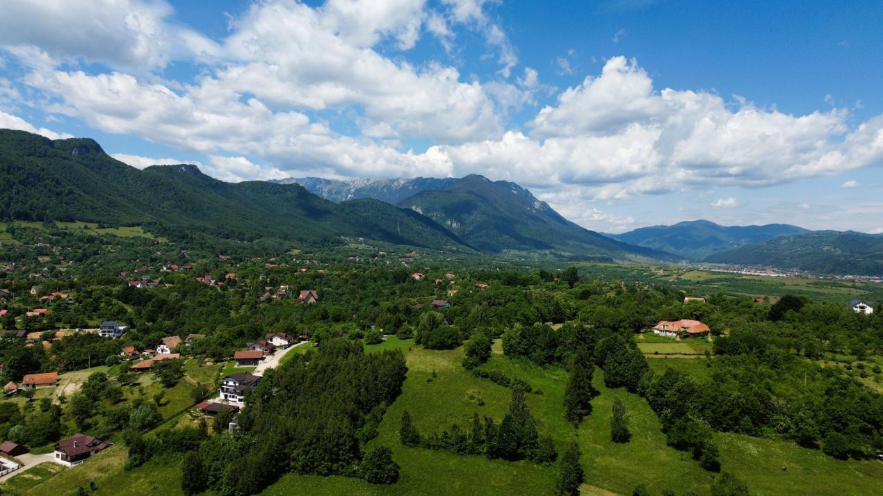 Teren intravilan 1173 mp cu utilități și cabană în Predeluț, Bran – Comision 0%