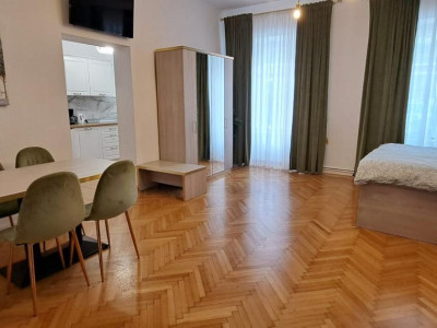 Apartament pentru inchiriere , ultracentral-centrul istoric ,mobilat si utilat