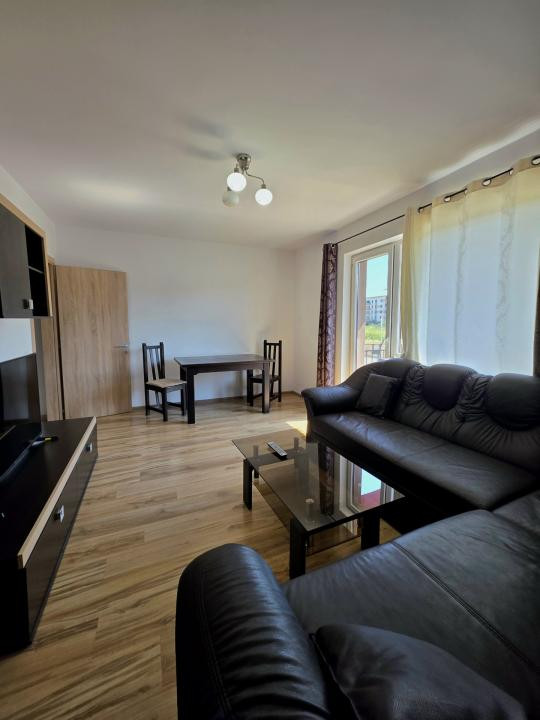 Apartament 3 camere cu parcare si grădină în Tractorul
