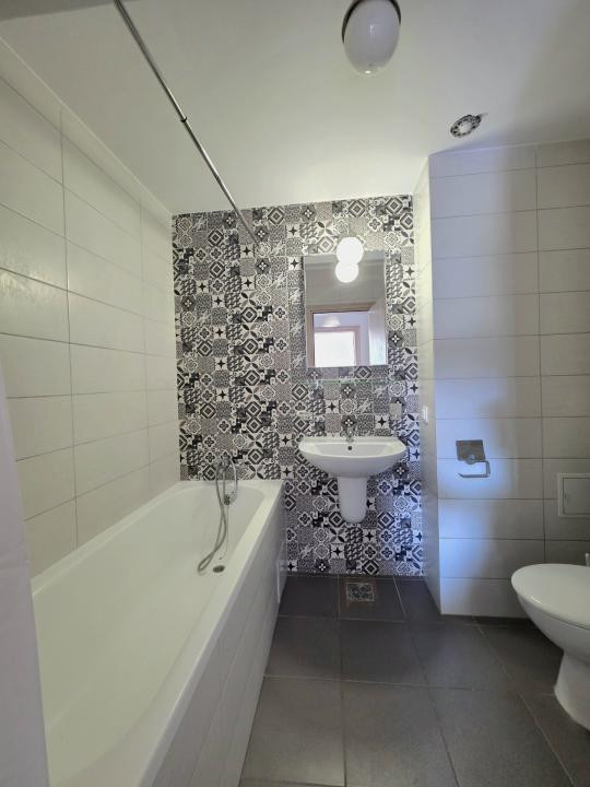 Apartament 3 camere cu parcare si grădină în Tractorul