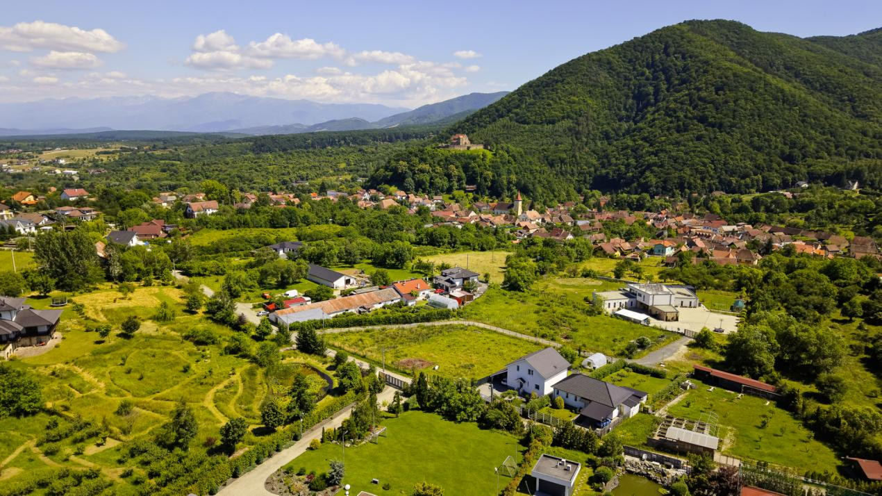 Teren 1340 mp în Cisnădioara – Cu Vedere la Cetatea Medievală și Munții Făgăraș 