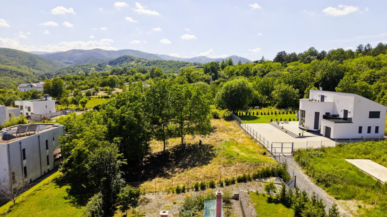 Teren 1340 mp în Cisnădioara – Cu Vedere la Cetatea Medievală și Munții Făgăraș 