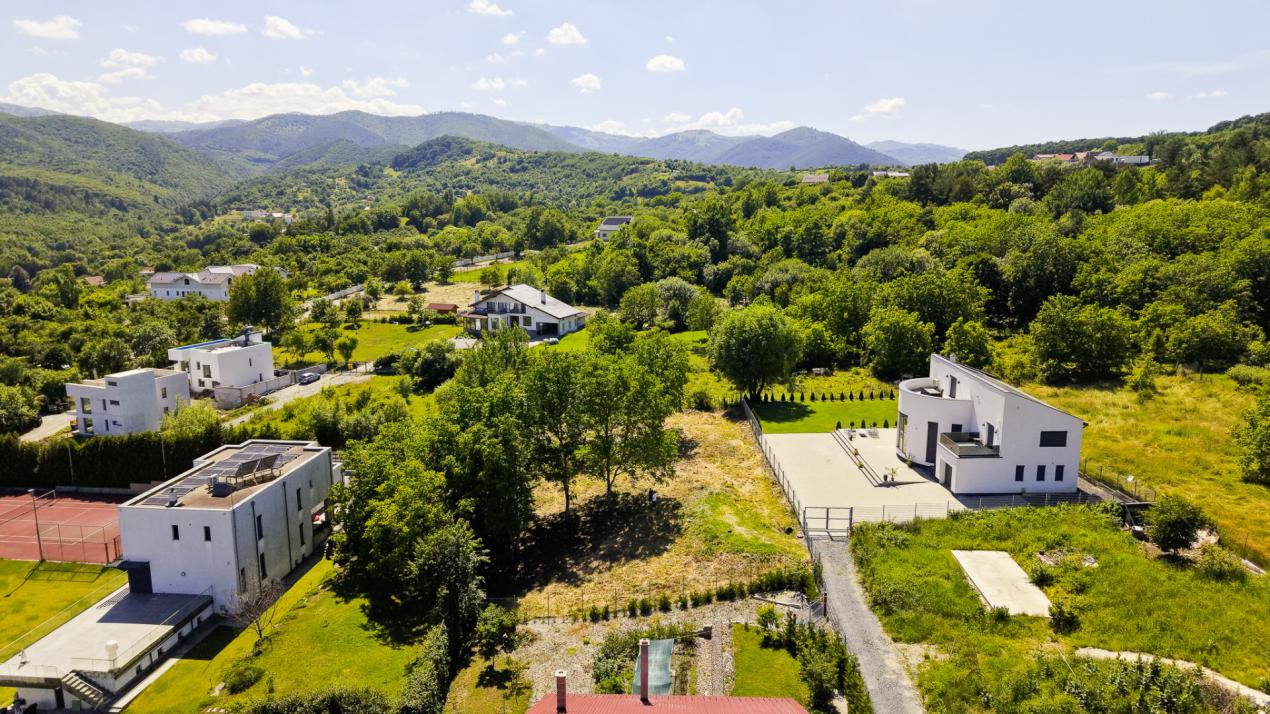 Teren 1340 mp în Cisnădioara – Cu Vedere la Cetatea Medievală și Munții Făgăraș 