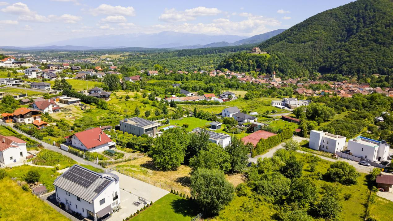 Teren 1340 mp în Cisnădioara – Cu Vedere la Cetatea Medievală și Munții Făgăraș 