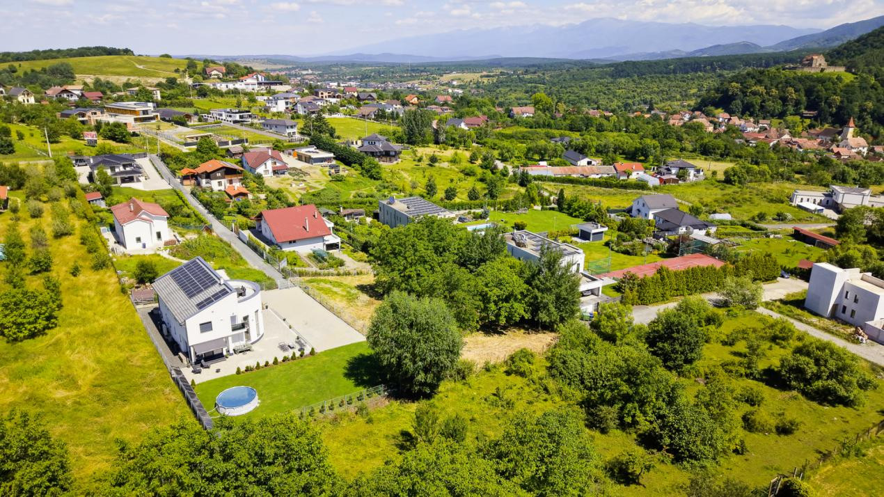 Teren 1340 mp în Cisnădioara – Cu Vedere la Cetatea Medievală și Munții Făgăraș 