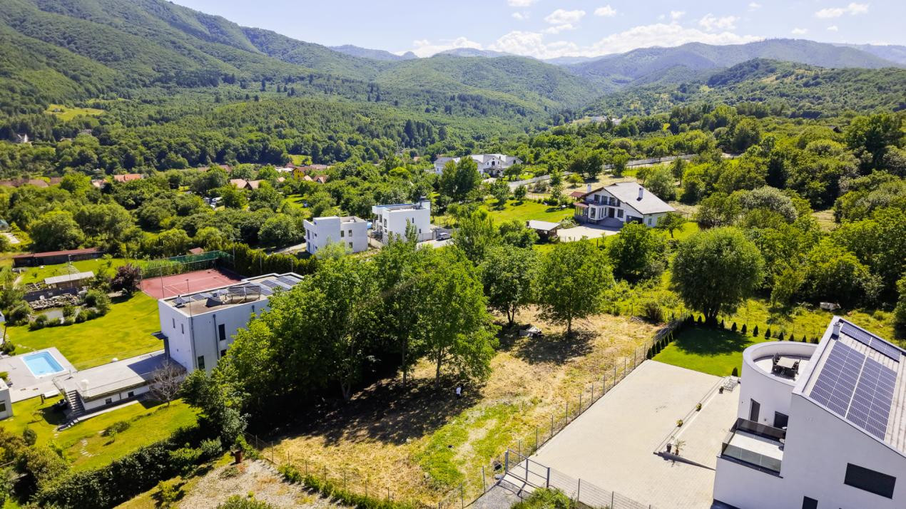 Teren 1340 mp în Cisnădioara – Cu Vedere la Cetatea Medievală și Munții Făgăraș 